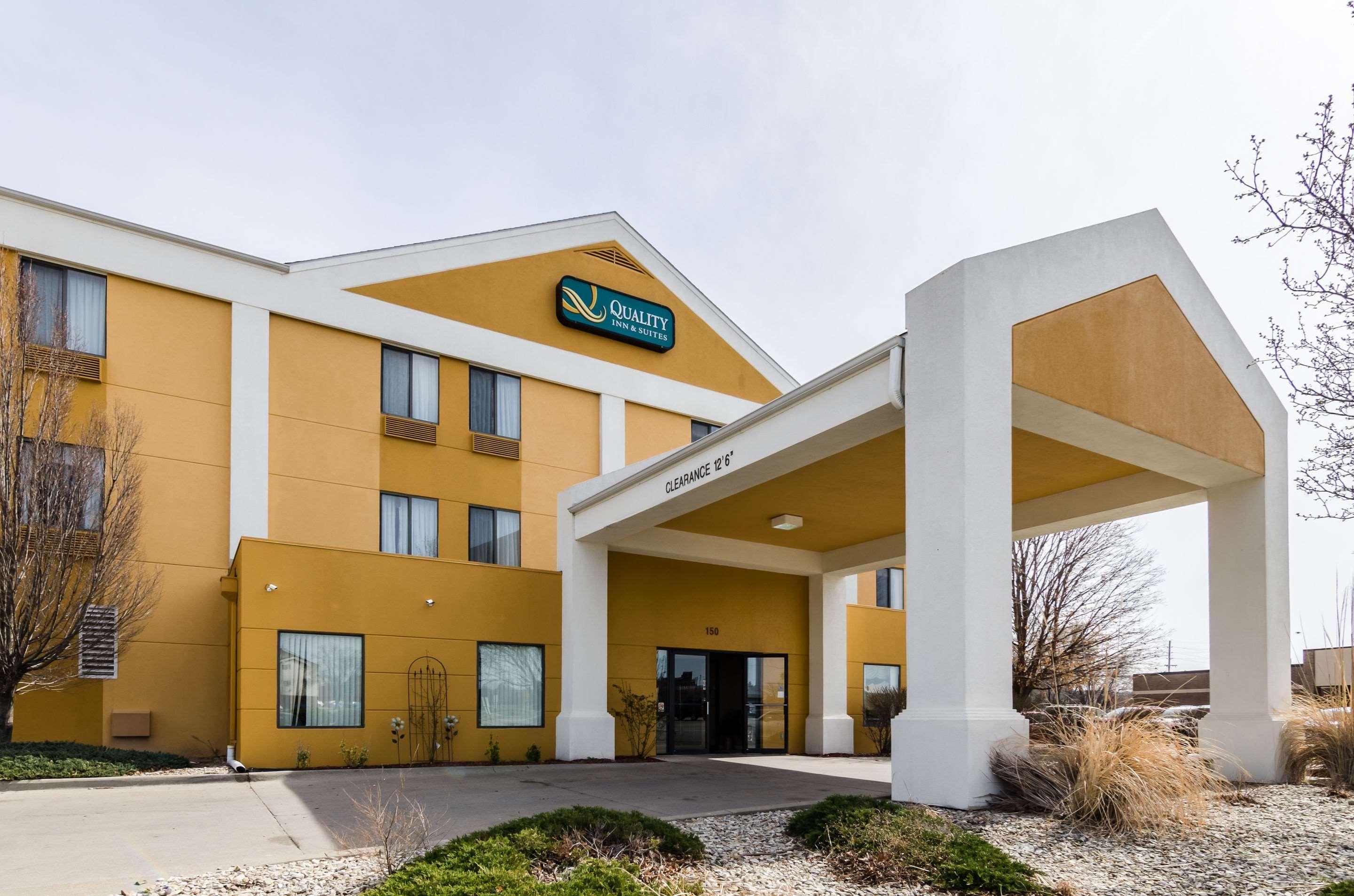 Quality Inn & Suites Manhattan Exterior photo